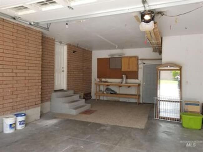 Building Photo - Rare 4 bedroom, 2 bath home on cul-de-sac.