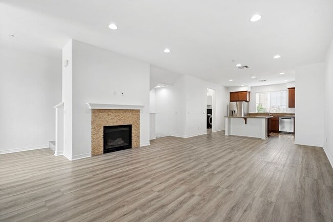 Foto del edificio - Prime Location! RARE Opportunity to LEASE 4/3.5 Spacious TownHome IN GARDEN GROVE!