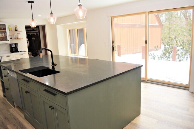 Foto del edificio - 65 Anderson Pond Rd