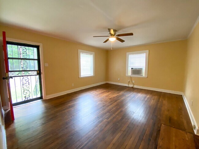Building Photo - 3 Bedroom 2 bathroom near 240 and 55
