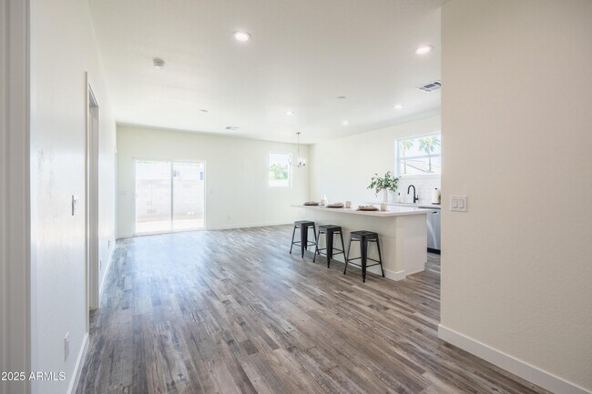 Foto del edificio - 909 E Desert Ln