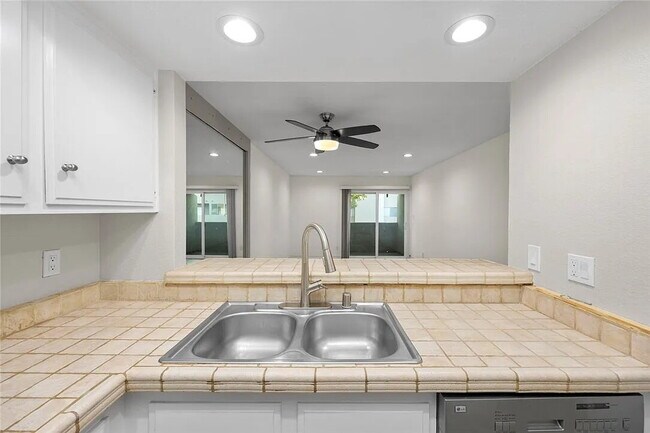 Foto del edificio - "Charming 1-Bedroom Furnished Retreat with...