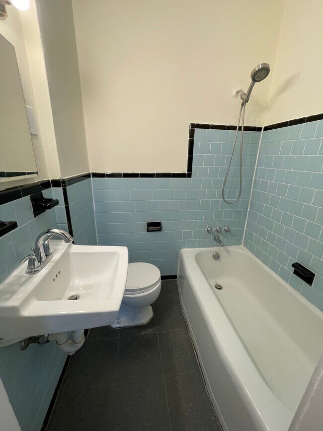 Foto del edificio - 181 Winthrop Rd