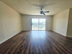 Building Photo - 2826 S Bartell Dr