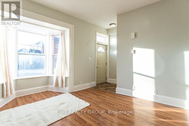 Photo du bâtiment - 56 Moira St W