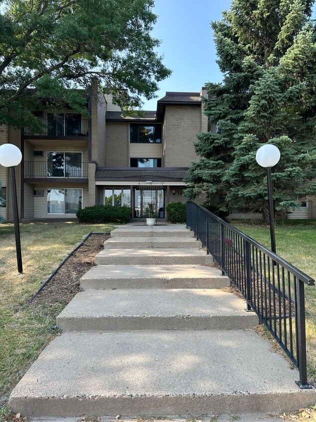 Foto principal - Move in ready! 1 bedroom condo in Roseville!