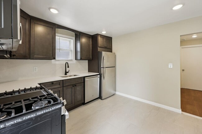 Building Photo - 325 7th St