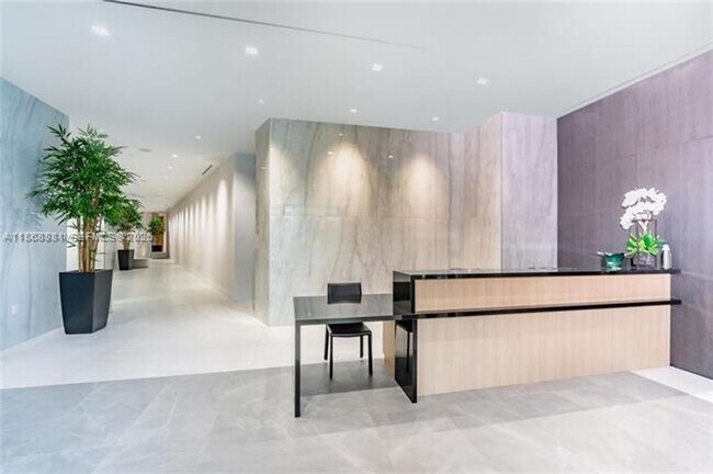 Foto del edificio - 17550 Collins Ave
