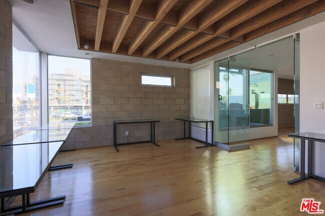Foto del edificio - 6615 Melrose Ave