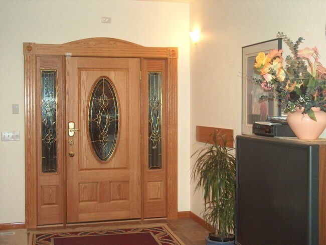 Foto del edificio - Centrally Located Custom Home each bedroom...