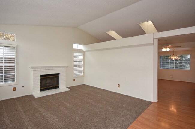 Building Photo - Cute Single Story Oceanside Home!