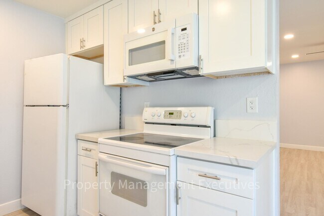 Building Photo - Remodeled 2 Bedroom, 1 Bath Apartment