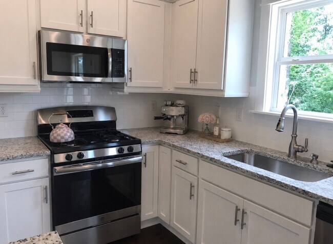 Foto del edificio - 3 Bedroom Home with Fenced in Backyard!