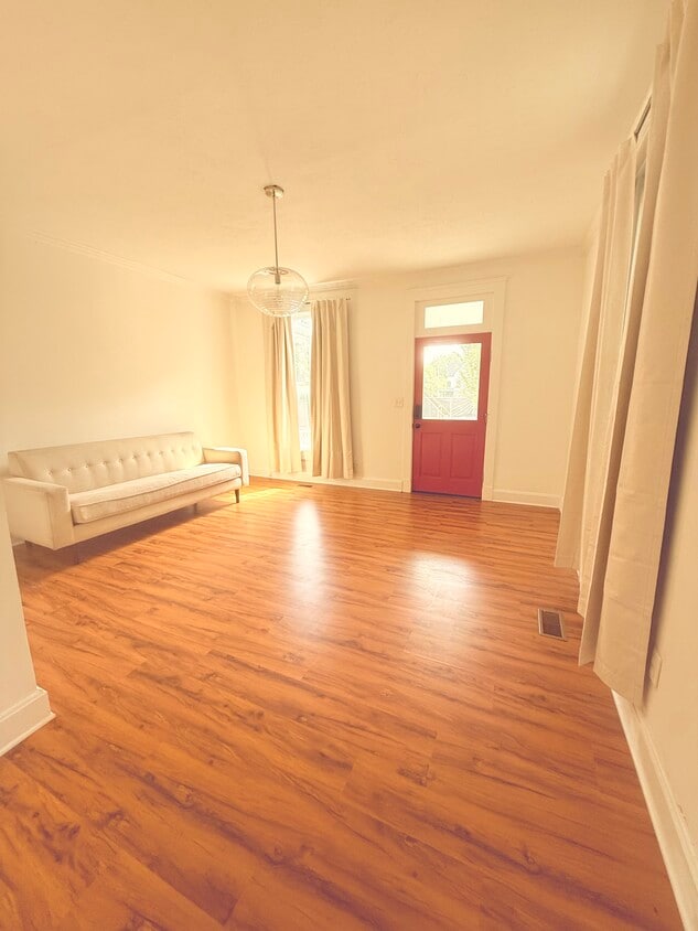 Living - 526 E 9th St