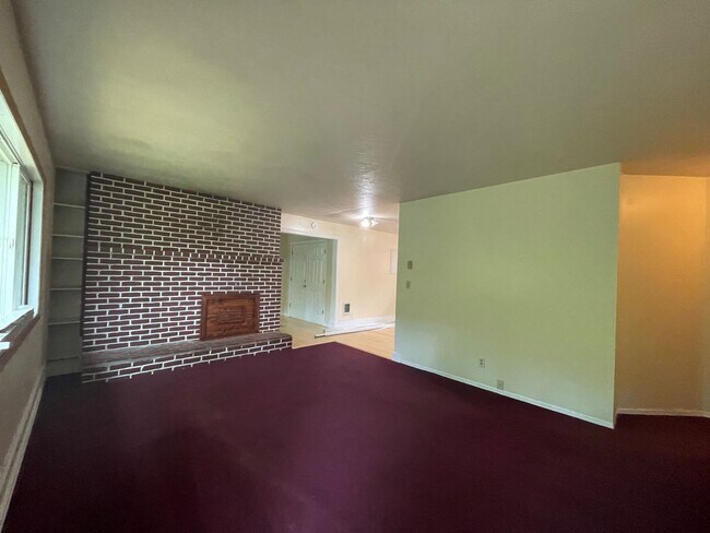 Building Photo - Classic 2  Bed 1 Bath Duplex with a Bonus ...