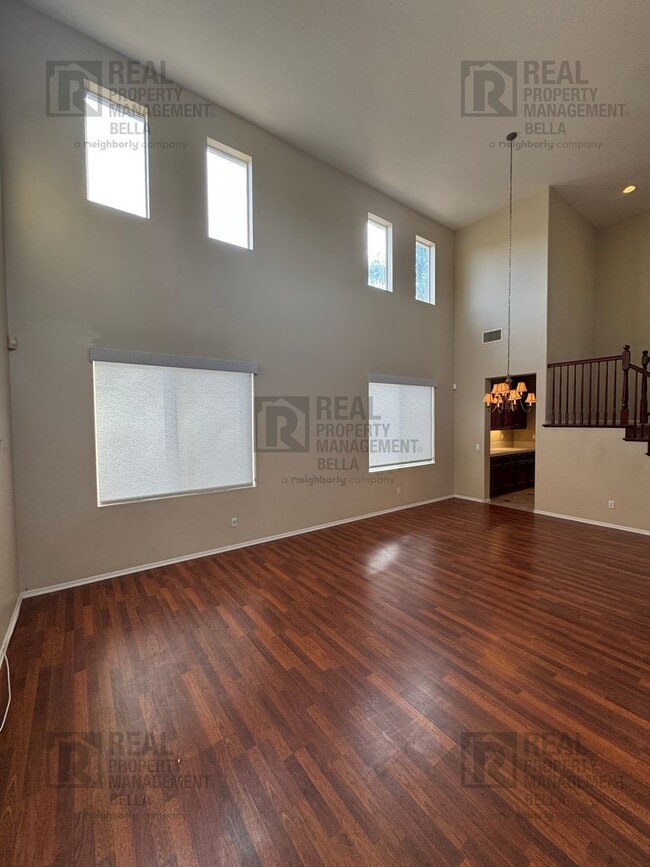 Building Photo - Spacious & Stylish 5-Bed, 3-Bath Home in Prime Murrieta Location