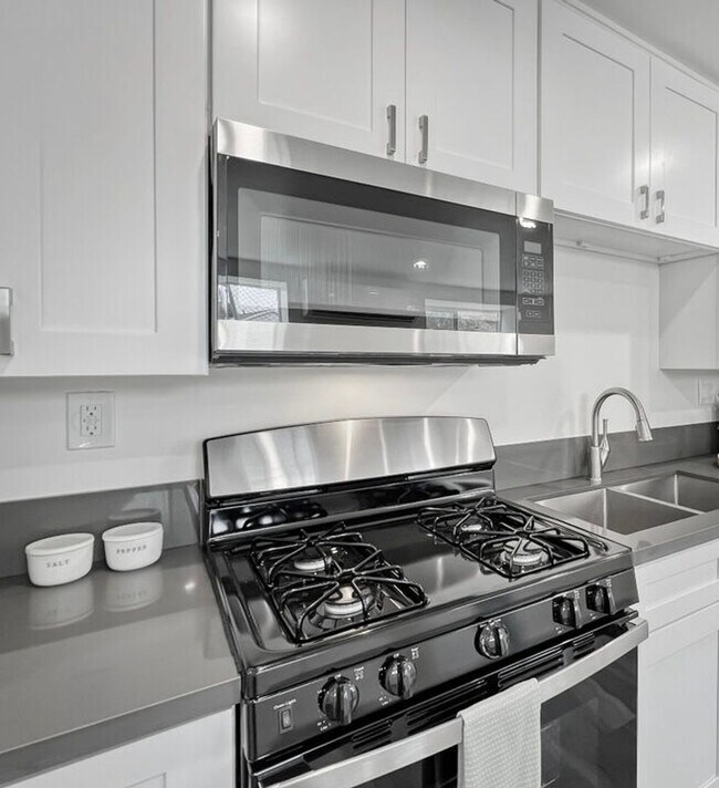 Building Photo - Peaceful 1 Bedroom Garden-Level Apartment ...