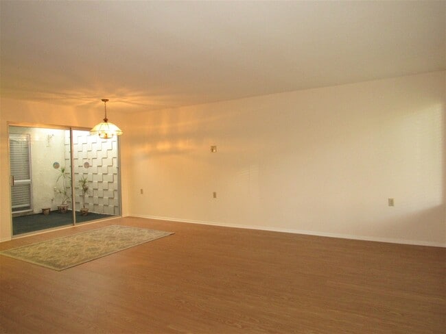 Building Photo - Beautiful 2 Bedroom Ground Floor Condo in Laguna Woods!