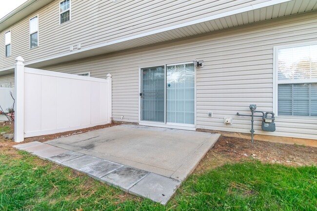 Foto del edificio - Charming end unit townhome in Matthews!