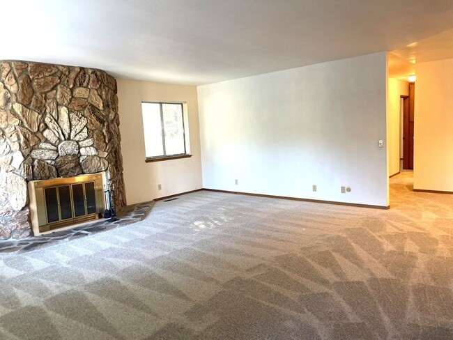 Building Photo - 4 bedroom, 2 bath home in the gated commun...