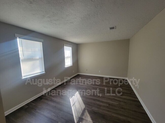 Foto del edificio - 155 Stoneybrooks Pl