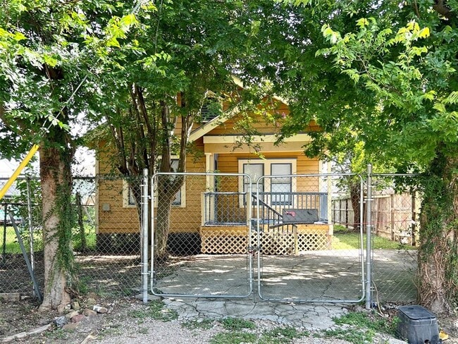 Building Photo - 515 E 40th St