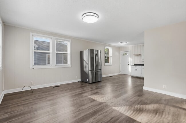 Building Photo - 611 Forest Knolls Rd
