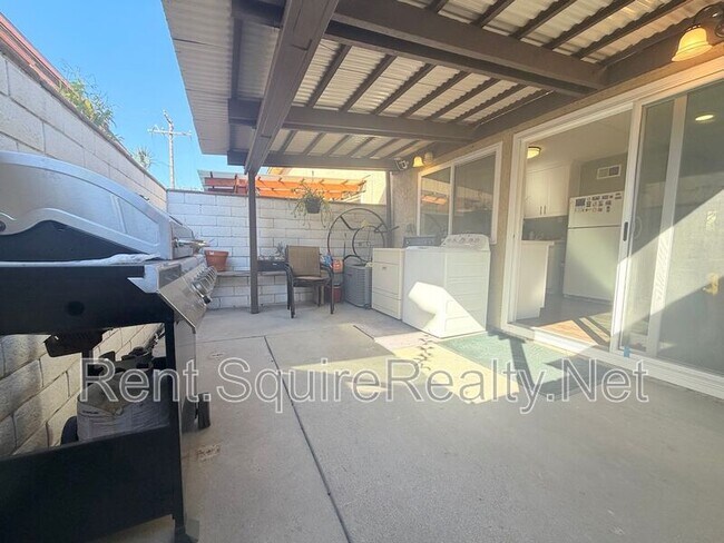 Foto del edificio - 1149 N Barston Ave