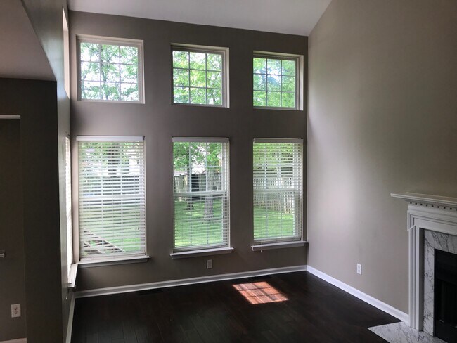 Building Photo - 2525 Bayview Dr