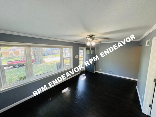 Foto del edificio - "Charming 4-Bedroom Haven with Sunroom, Ha...