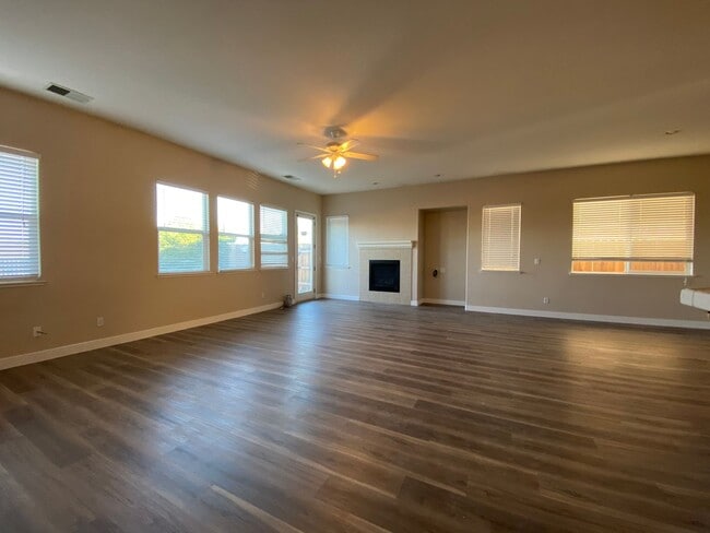 Building Photo - Beautiful well maintained 4bedrooms, 3bath...