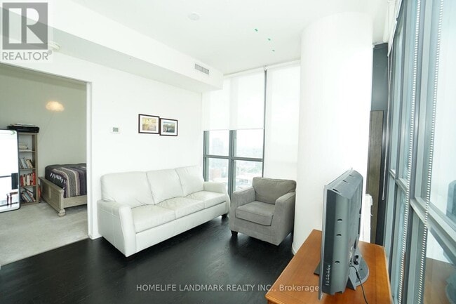 Building Photo - 101 Charles St E