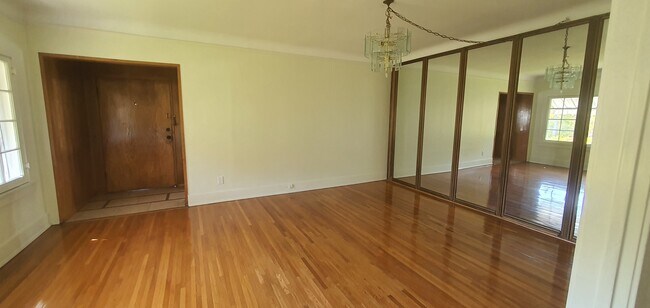 Espejos de la sala de estar - 324 S Coronado St