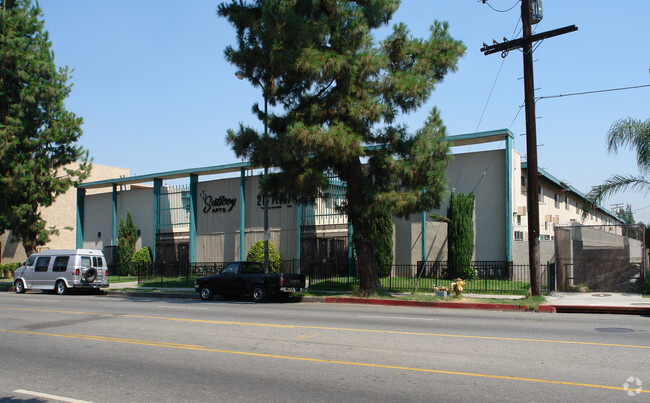 Building Photo - Saticoy Apartments