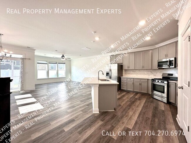 Building Photo - Charming 3BR/2.5BA Townhouse in Harrisburg!