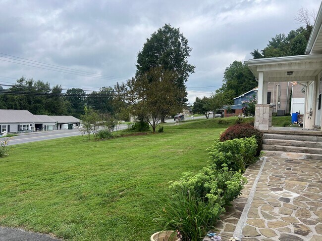 Foto del edificio - One Level Home! 3or 4 bedroom 1 bath with extra-large den, garage and extra storage on almost an ...