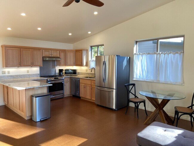 Building Photo - Absolutely gorgeous, high efficiency one bedroom with W/D & garage between Eureka & Arcata