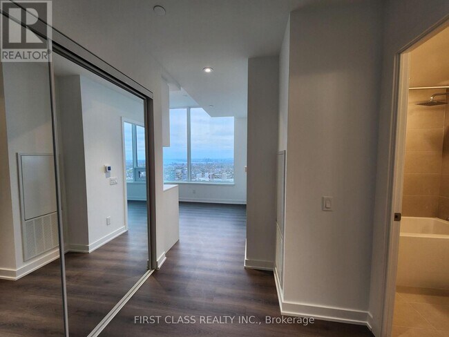 Photo du bâtiment - 8 Wellesley St W