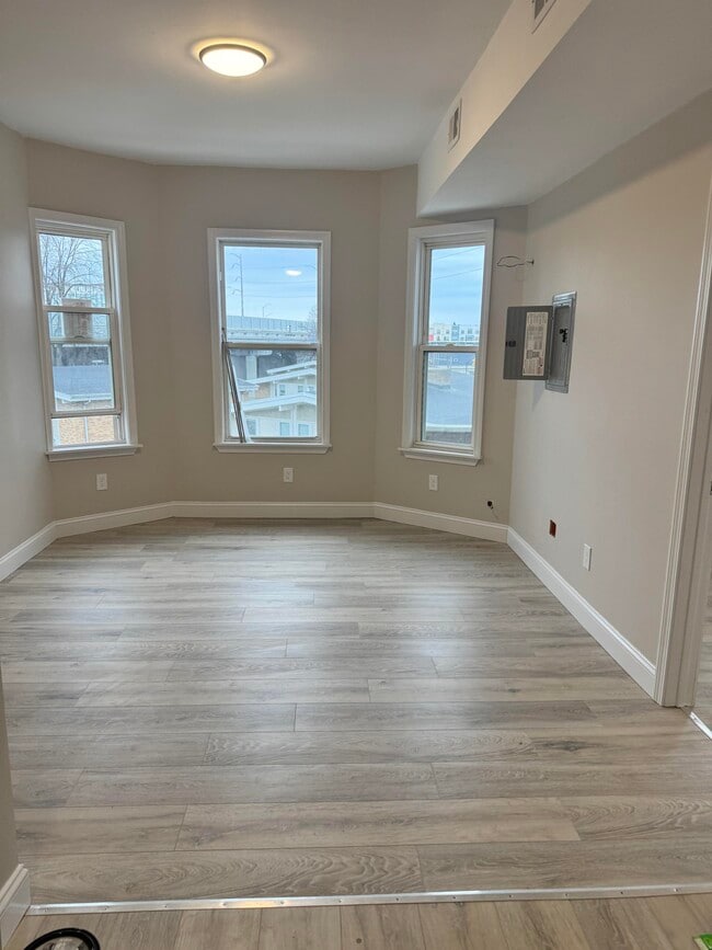 Building Photo - 241 Walnut St