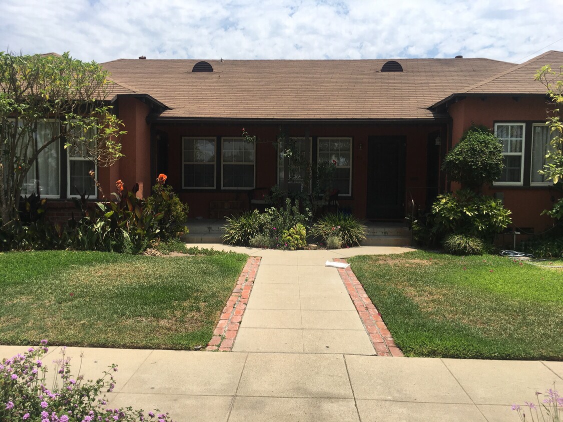Triplex Entrance - 810 Highland Ave