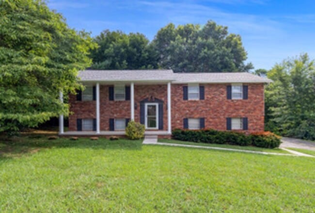 Photo - Knoxville 37934 - Split-level Home with 4 Bedrooms, 2 Baths & a 2-car garage. Call Lisa Vineyard ...