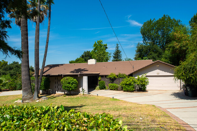 Building Photo - 1563 Sierra Madre Villa Ave