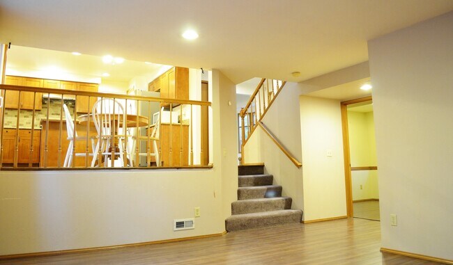 Foto del edificio - Private Summer Ridge Retreat with Vaulted Ceilings & Fenced Backyard