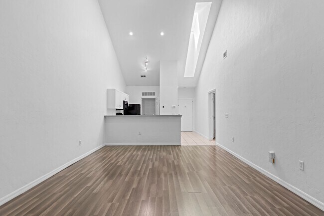 Foto del edificio - Beautifully Updated 2 Bedroom 2 Bath Condo...