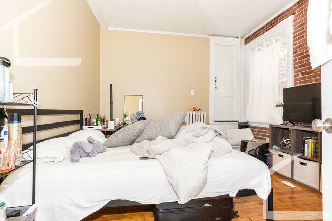 Foto del edificio - Well priced 3 bed in Coolidge Corner.... Don't miss out....