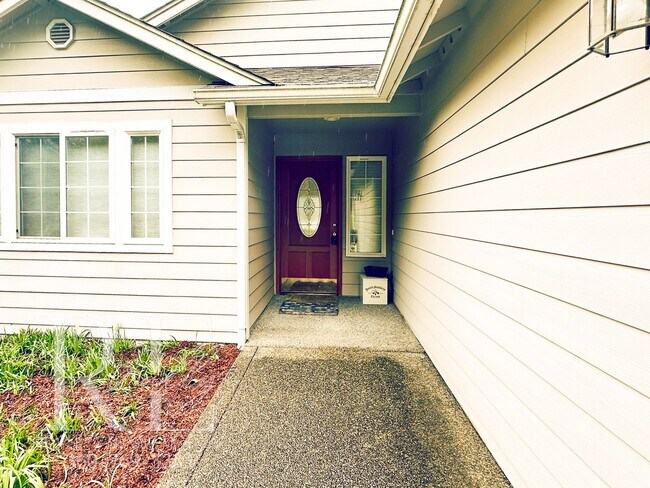 Building Photo - Fantastic Private Lakefront Rambler