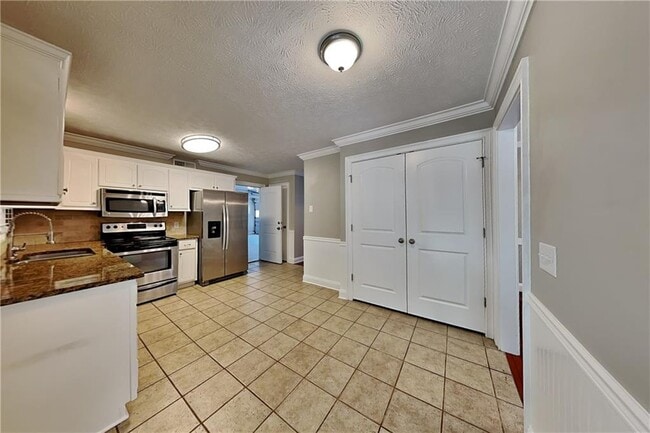 Building Photo - 2406 Southern Oak Dr SW