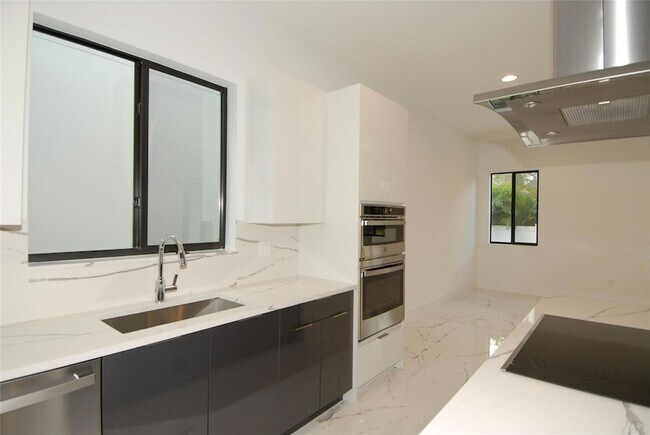 Building Photo - 1421 SW 23rd Ct