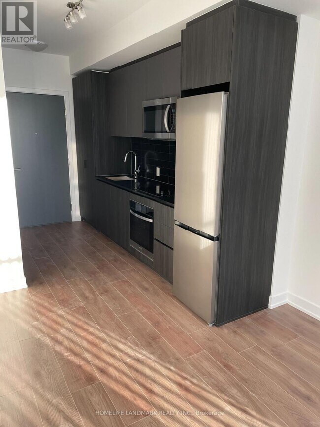 Photo du bâtiment - 5858 Yonge St