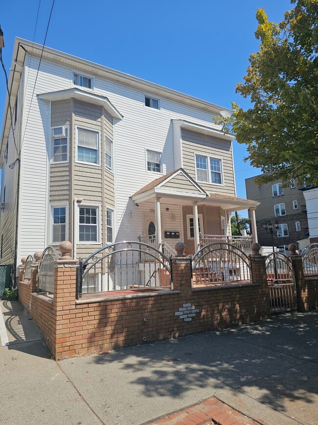 Building Photo - 228 Duncan Ave